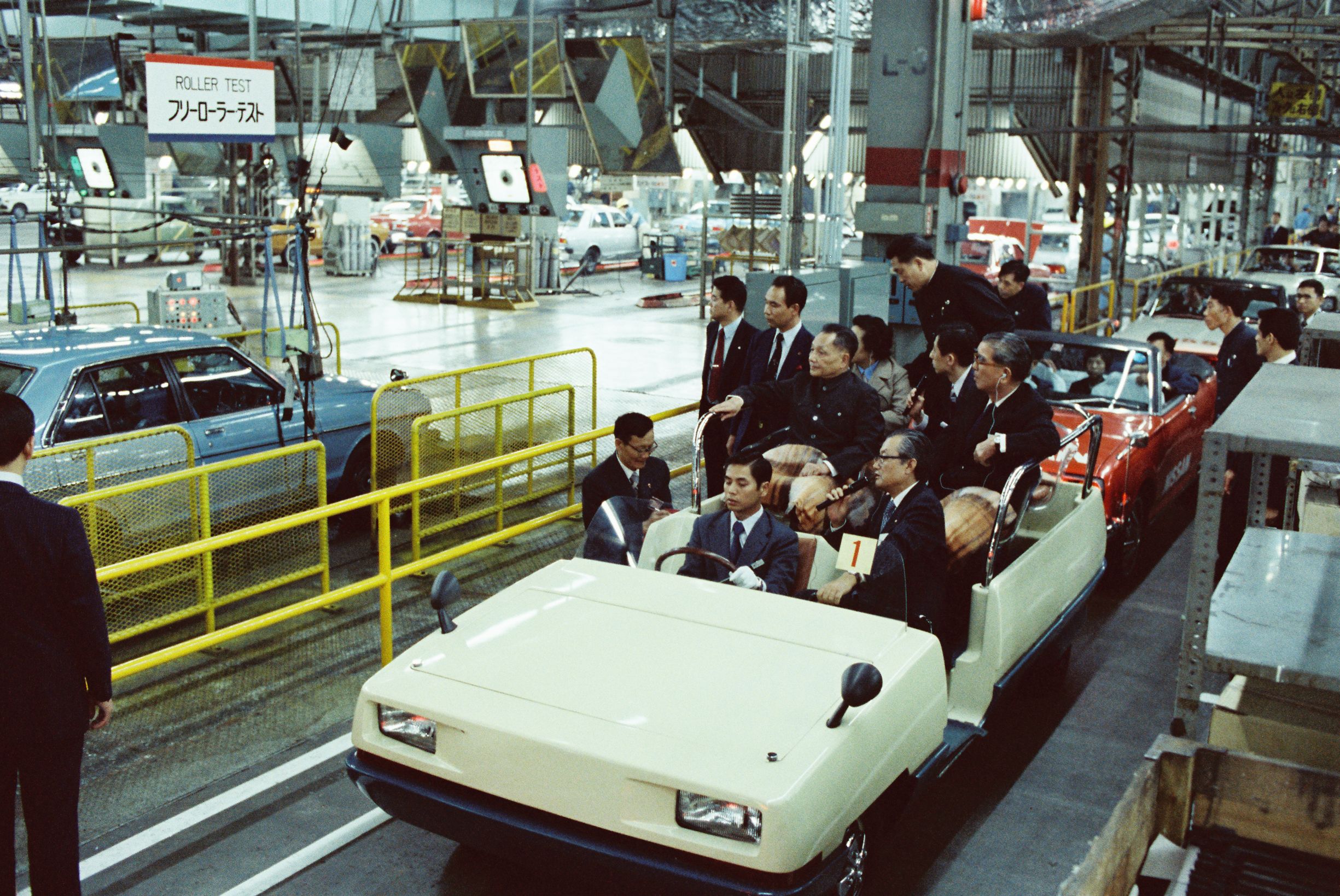 時(shí)任中國(guó)國(guó)務(wù)院副總理鄧小平參觀日產(chǎn)汽車工廠